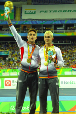 A la derecha, Gerard Descarrega y a la izquierda, su guía, Marcos Blanquiño: @UCAM_Deportes.