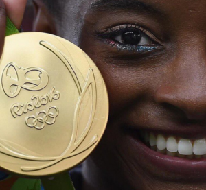 Simone Biles muestra orgullosa una de sus medallas de oro logradas en Río: @simonebiles.