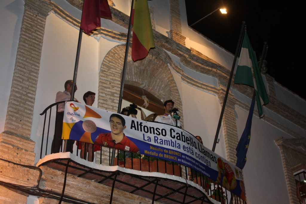 Alfonso Cabello en el balcón del Ayuntamiento de La Rambla (Córdoba): CR.