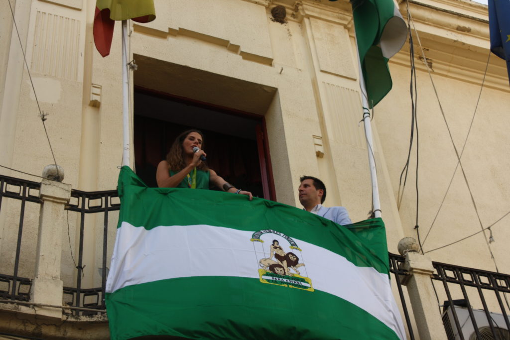 Lourdes Mohedano da las gracias a sus paisanos desde el balcón del Ayuntamiento de Peñarroya-Pueblonuevo: CR.