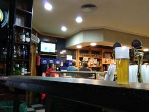 El bar, prácticamente vacío: CR.