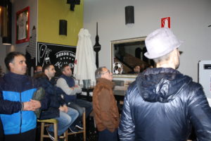 Gente viendo el fútbol en el bar: CR.