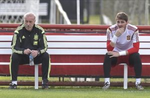 Vicente del Bosque e Iker Casillas durante el descanso de un entrenamiento: EFE.