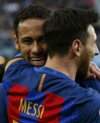 Neymar y Messi celebran un gol: Agencias.