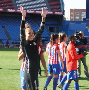 Lola Gallardo saluda a la afición que fue a ver al Atlético Féminas en el Vicente Calderón: CR.