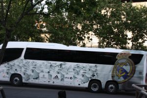 El autobús del Real Madrid en su llegada al Bernabéu: CR.