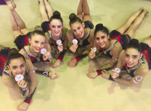 Las chicas del conjunto español muestran orgullosas sus medallas de bronce: Real Federación Española de Gimnasia.
