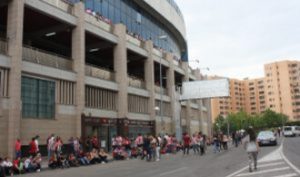 Los alrededores del Vicente Calderón en el último partido de Liga de su historia: Ravelo.