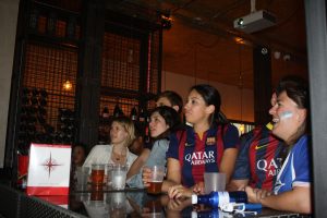 Aficionados del Barça y del Alavés en el bar: CR.