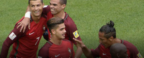 Los jugadores de Portugal celebran el triunfo: Agencias.