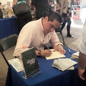 Salvador González firmando ejemplares de su libro.
