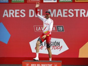 Jesús Herrada subiendo al podio como campeón de la etapa en Ares del Maestre: EFE.