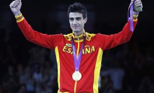 Joel González con la medalla de oro colgada al cuello: EFE.