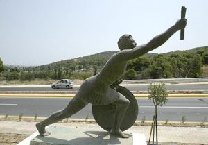 Estatua de Filípides con el mensaje de victoria en la mano. Foto: Autor desconocido.
