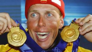 Johann Mühlegg posa con dos de sus tres medallas olímpicas: Agencias.