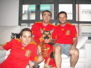 Durante el Mundial 2010, Javier Argudo veía los partidos con tres amigos y una fan de la Roja muy especial: su perra.