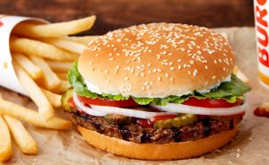 Hay gente que piensa que el estilo de vida vegano es una buena forma de luchar contra el cambio climático. De ahí, la moda de comer hamburguesas vegetales: AFP.