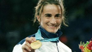 Isabel Fernández muestra orgullosa su medalla de oro tras proclamarse campeona olímpica en Sídney 2000: Scoopnest.
