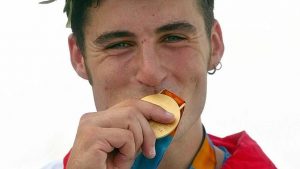 David Cal besa la medalla de oro que consiguió en Atenas 2004: EFE.