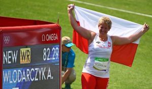 Anita Włodarczyk junto al récord olímpico que batió en Río 2016: Reuters.