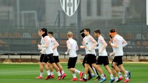 Los jugadores del Valencia en una sesión de entrenamiento: EFE.