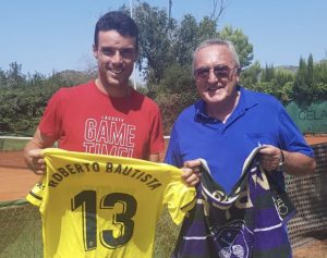Roberto Bautista con el consejero del Villarreal, Manolo Llorca, y una camiseta con su nombre: Twitter.