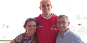 Bruno Hortelano con sus padres: As.
