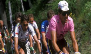 Miguel Induráin y el resto del pelotón en la subida al Santuario de Oropa durante el Giro 93: Agencias.