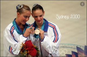 Virginie Dedideu compartió esta foto en sus redes sociales en 2015 para celebrar el 15º aniversario de su bronce olímpico junto a Myriam Lagnot: Twitter.