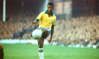 Pelé jugando con la camiseta de la selección brasileña: Archivo Agencias.