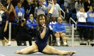 Katelyn Ohashi compitiendo por el equipo de la UCLA: Getty Images.