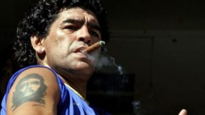 Los puros son uno de tantos vicios que tiene Diego Armando Maradona: EFE.