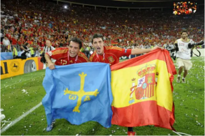Santi Cazorla y David Villa celebran el triunfo de la selección en la Eurocopa 2008 con las banderas de Asturias y España respectivamente: Marca.