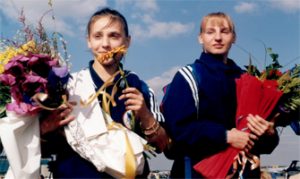 Andreea Raducan y Simona Amânar tras sus vicotrias en Sídney 2000: Comité Olímpico Rumano.