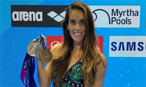 Ona Carbonell posa con las tres medallas que ganó en el Mundial 2019: Instagram.