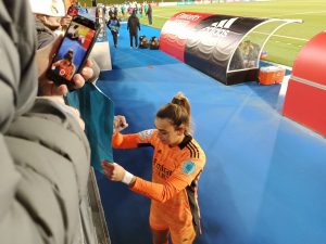 Misa Rodríguez firmando autógrafos tras el Real Madrid 3-0 Kharkiv: Ravelo.