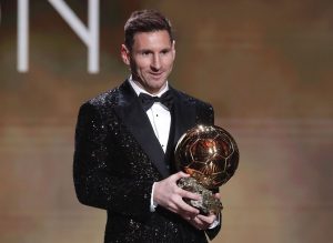 Leo Messi con su nuevo Balón de Oro: Reuters.