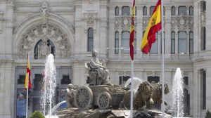 La diosa Cibeles rodeada de banderas de España: Madridpress.
