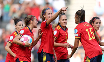 Las jugadoras españolas celebran su primera victoria contra Finlandia en la Eurocopa femenina: Agencias.