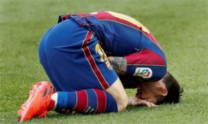 Leo Messi en el suelo lamentando la derrota: EFE.