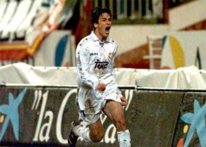 Raúl celebra su primer gol con la camiseta blanca, una historia imprescindible en "Raúl, el futuro": Agencias.