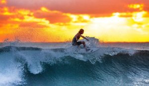 Practicando surf al atardecer: RF.