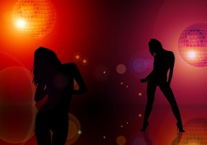 Siluetas de chicas bailando en una discoteca: RF.