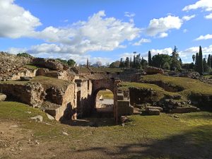 Acceso al anfiteatro romano de Mérida para ver la lucha de gladiadores: Ravelo.