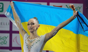 Viktoriia Onopriienko alzando la bandera de Ucrania: Instagram.
