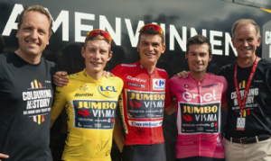 Los tres campeones del Jumbo Visma: Jonas Vingegaard con el maillot amarillo, Sepp Kuss con el maillot rojo y Primoz Roglic con el maillot rosa: Jumbo Visma.