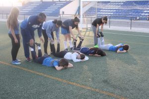 Calentamiento del grupo de las mayores del Santaella C.F.: Ravelo.