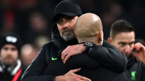 Jürgen Kloop y Pep Guardiola fundidos en un abrazo: AFP.