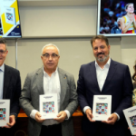 De izquierda a derecha: El redactor jefe de deportes, Gaspar Díez; el Presidente del COE, Alejandro Blanco; el autor del libro, Óscar J. Barroso y la secretaria general del COE, Victoria Cabezas: COE.
