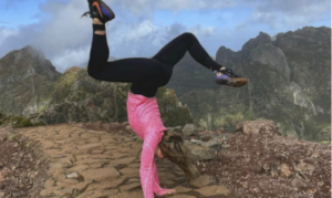 Natalie Stichova haciendo acrobacias en medio de la montaña: Instagram.